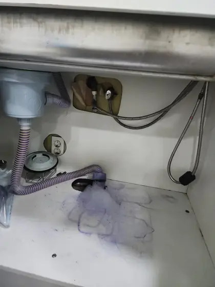병원 온수기 설치 — 얼룩이 남은 싱크대 하부 배관