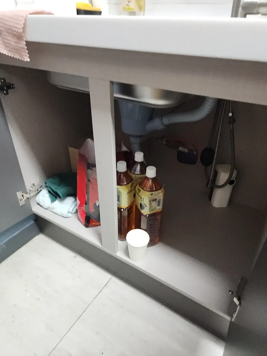 사무실 온수기 이전설치 — 온수기가 없는 빈 하부장과 기존 배관