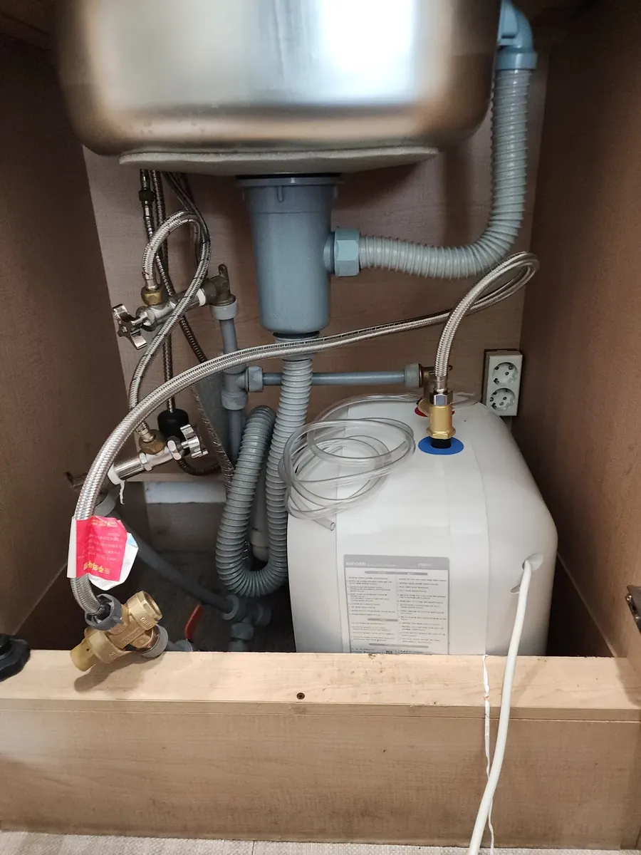 전기온수기 13리터 — 하부장 안에 자리 잡은 13리터 온수기